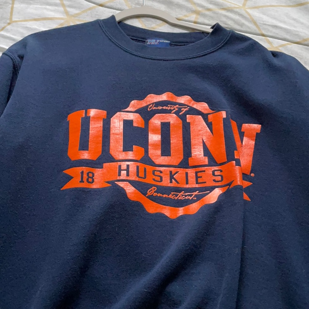 UCONN sweatshirt oversized.